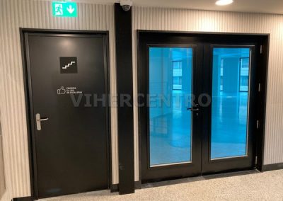 Puerta-Ei60-con-Bisagras-y-Muelle-Oculta-Contramarco-Abrazamuro-y-Puerta-Cortafuegos-2H-Vidrio-Interior-Ei60